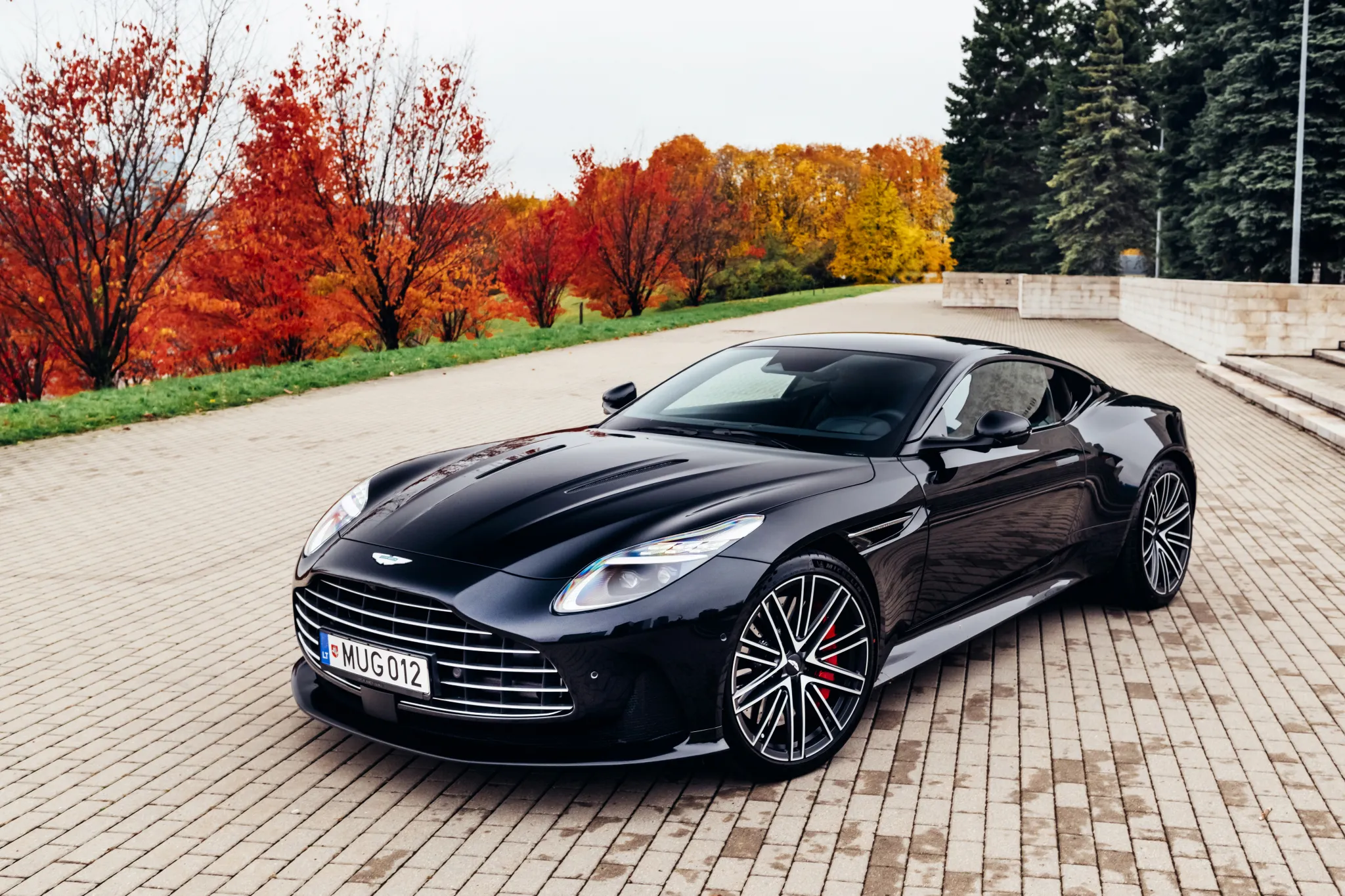 aston-martin-db12-black__2