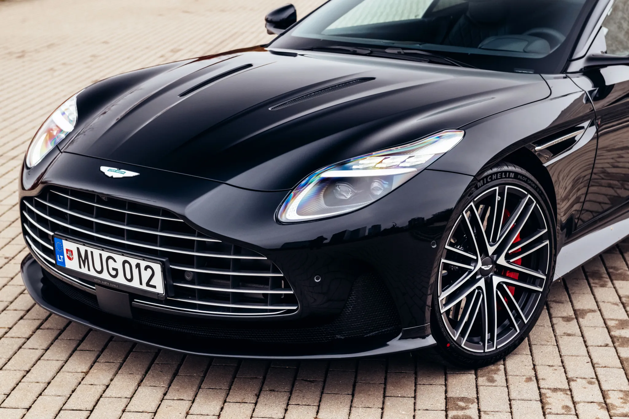 aston-martin-db12-black__4