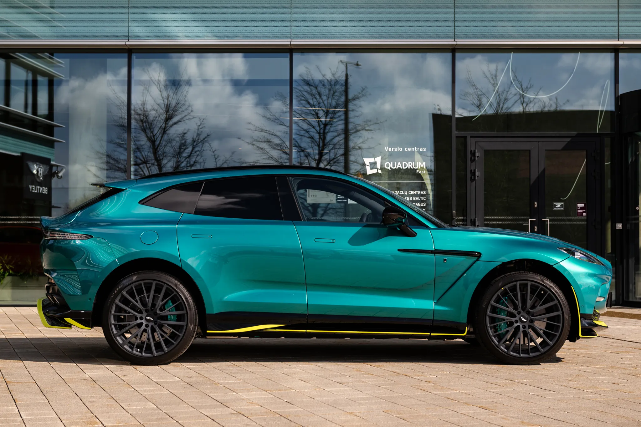 aston_martin_dbx_azure_707-3