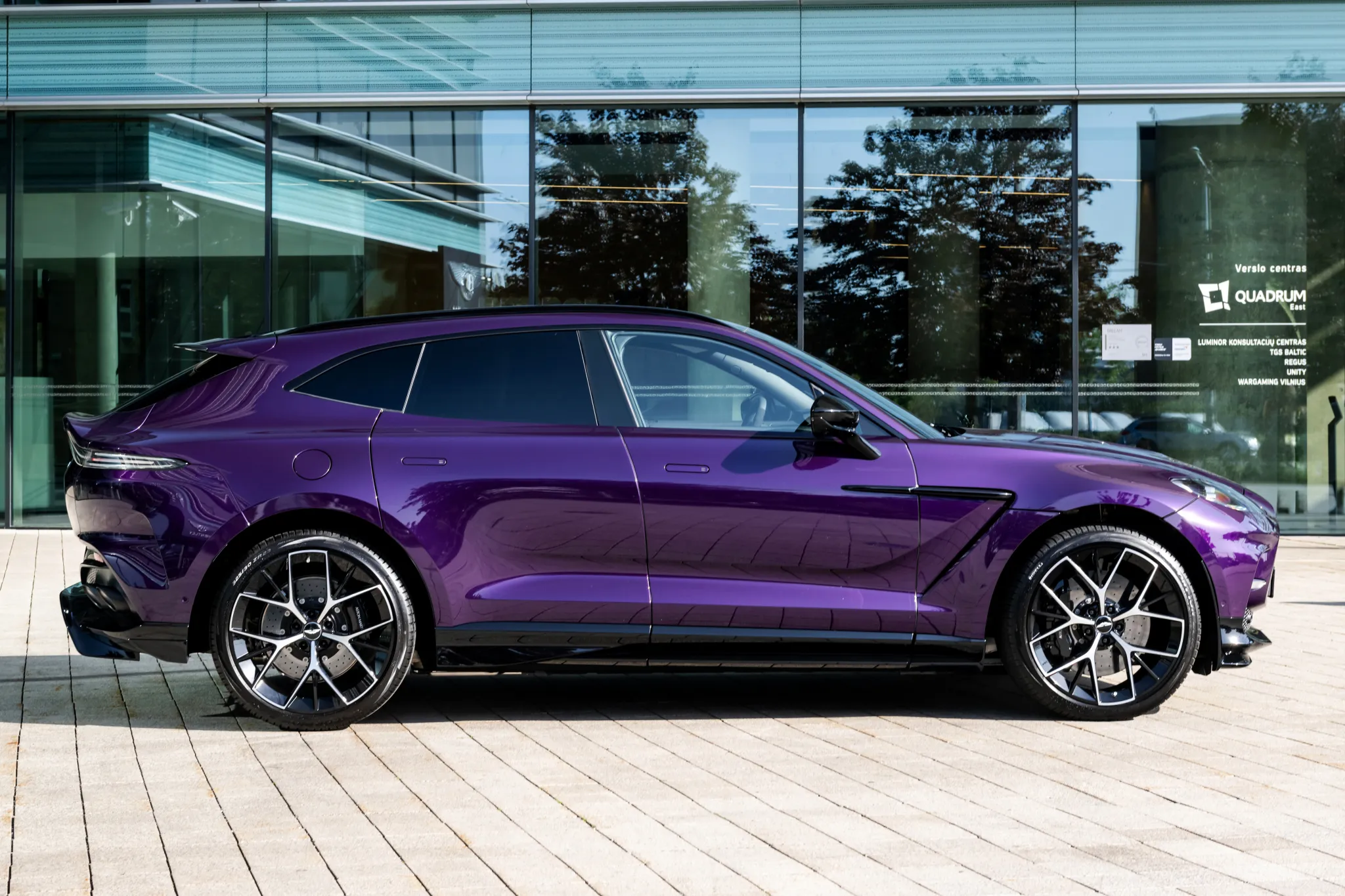 aston_martin_dbx_purple_707-4