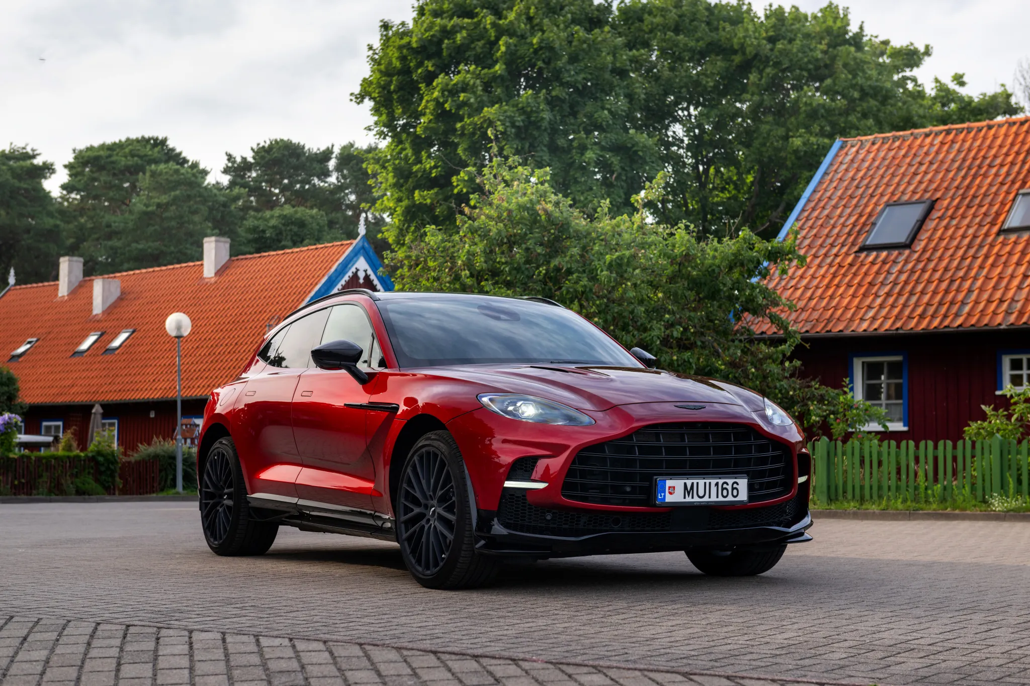 aston martin dbx707-2vp_9595