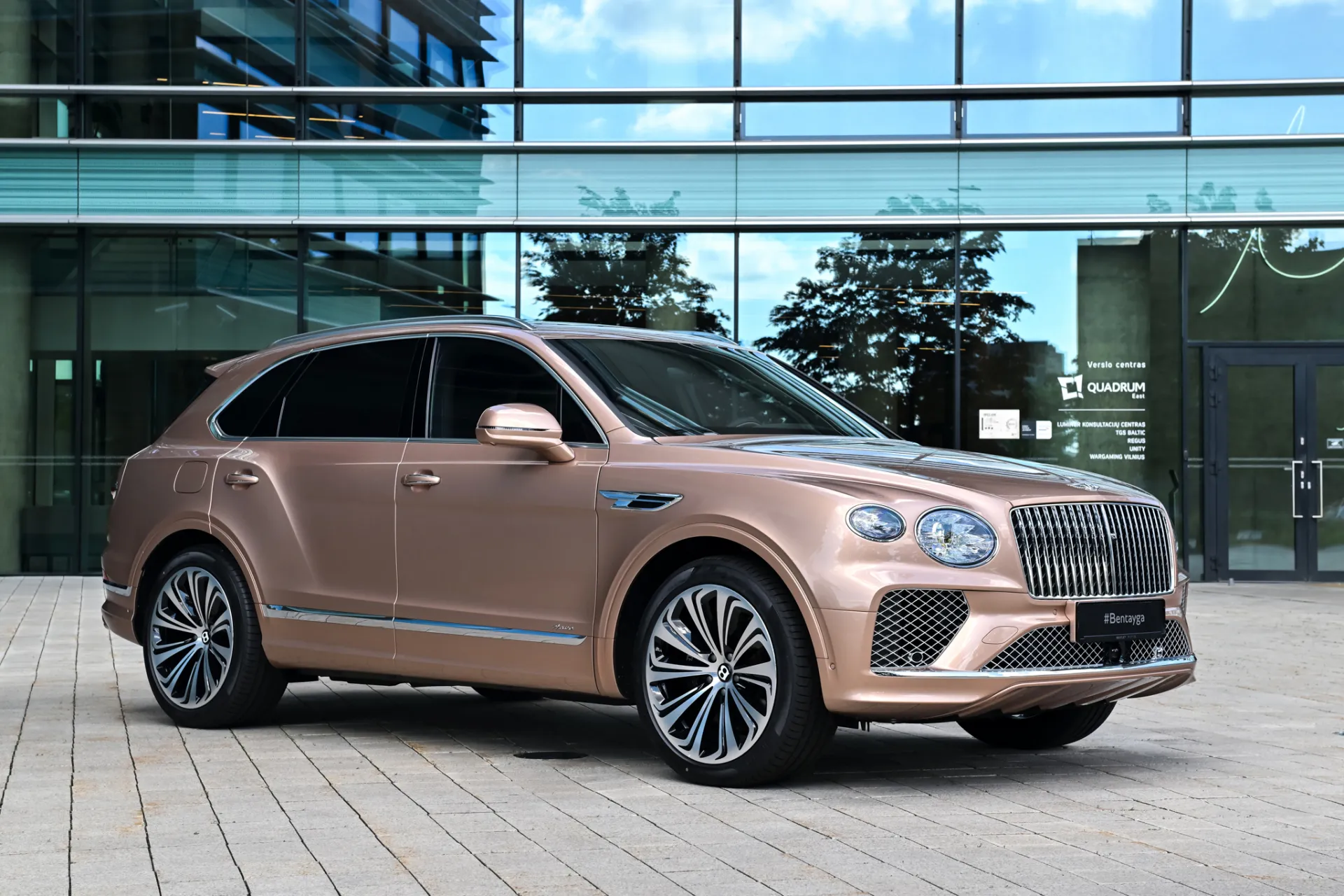 bentley_bentayga_azure_v8_7353