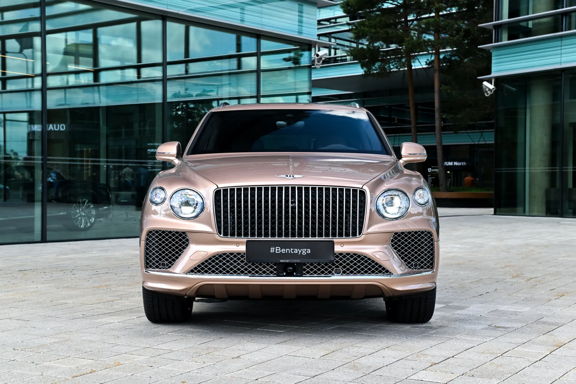 bentley_bentayga_azure_v8_7358