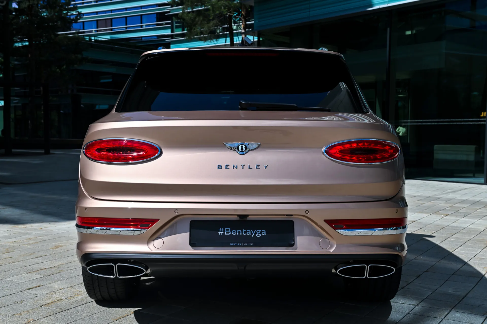 bentley_bentayga_azure_v8_7496