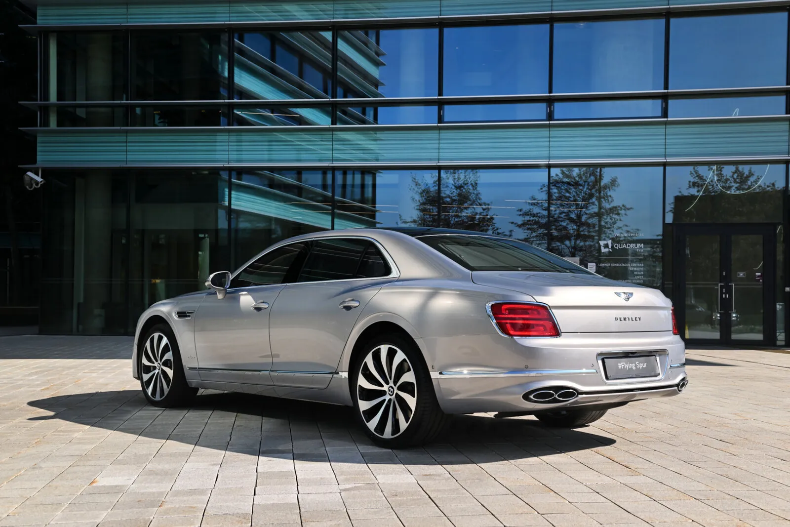 flying-spur-azure-v8-extreme-silver-0573