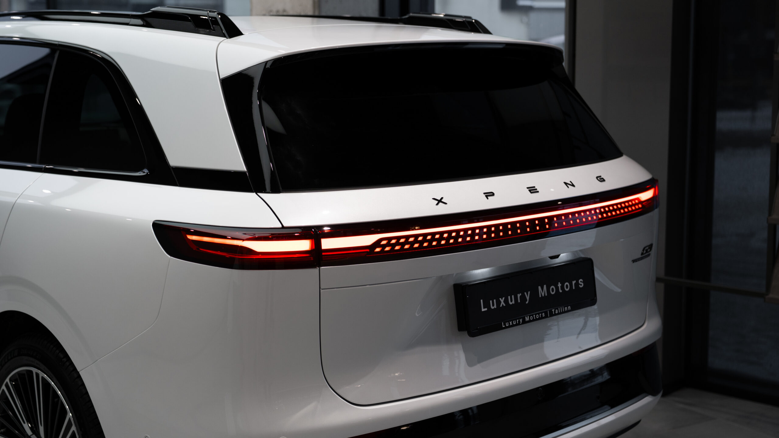 White_Matte_Xpeng_G9_10