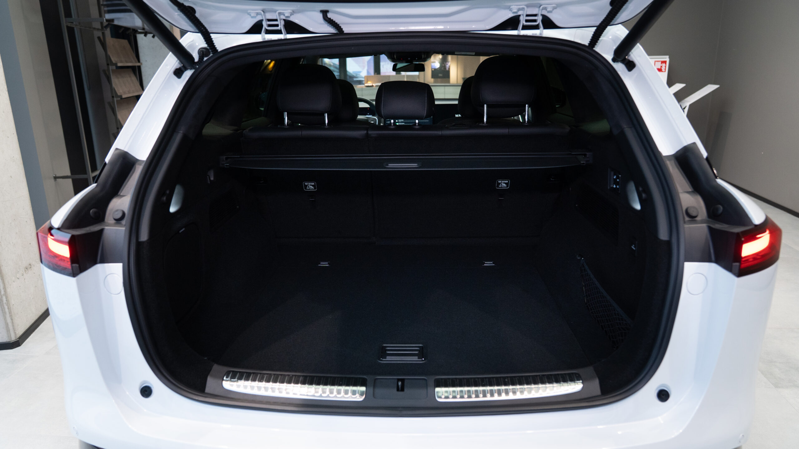 White_Matte_Xpeng_G9_13