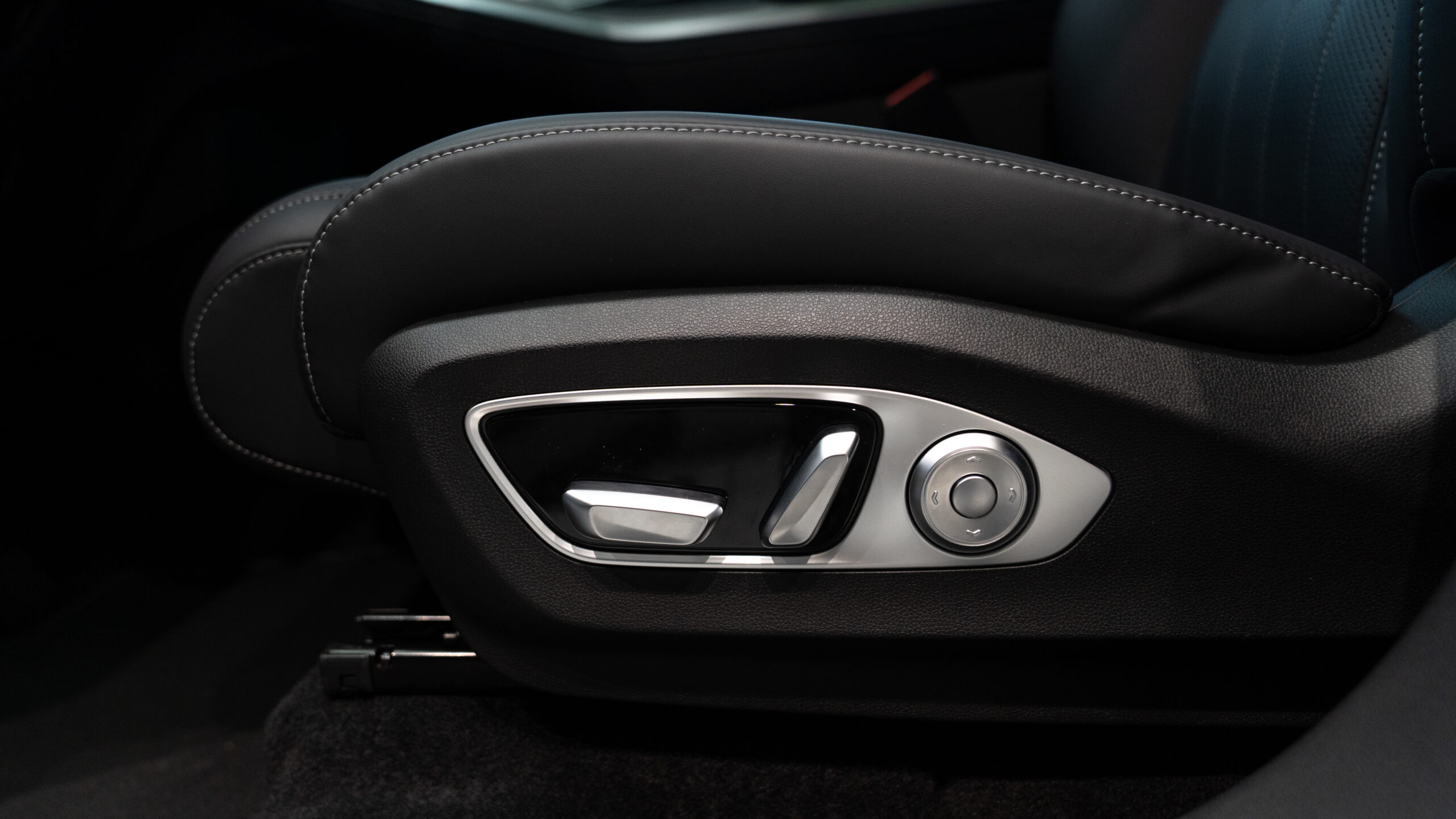 White_Matte_Xpeng_G9_29