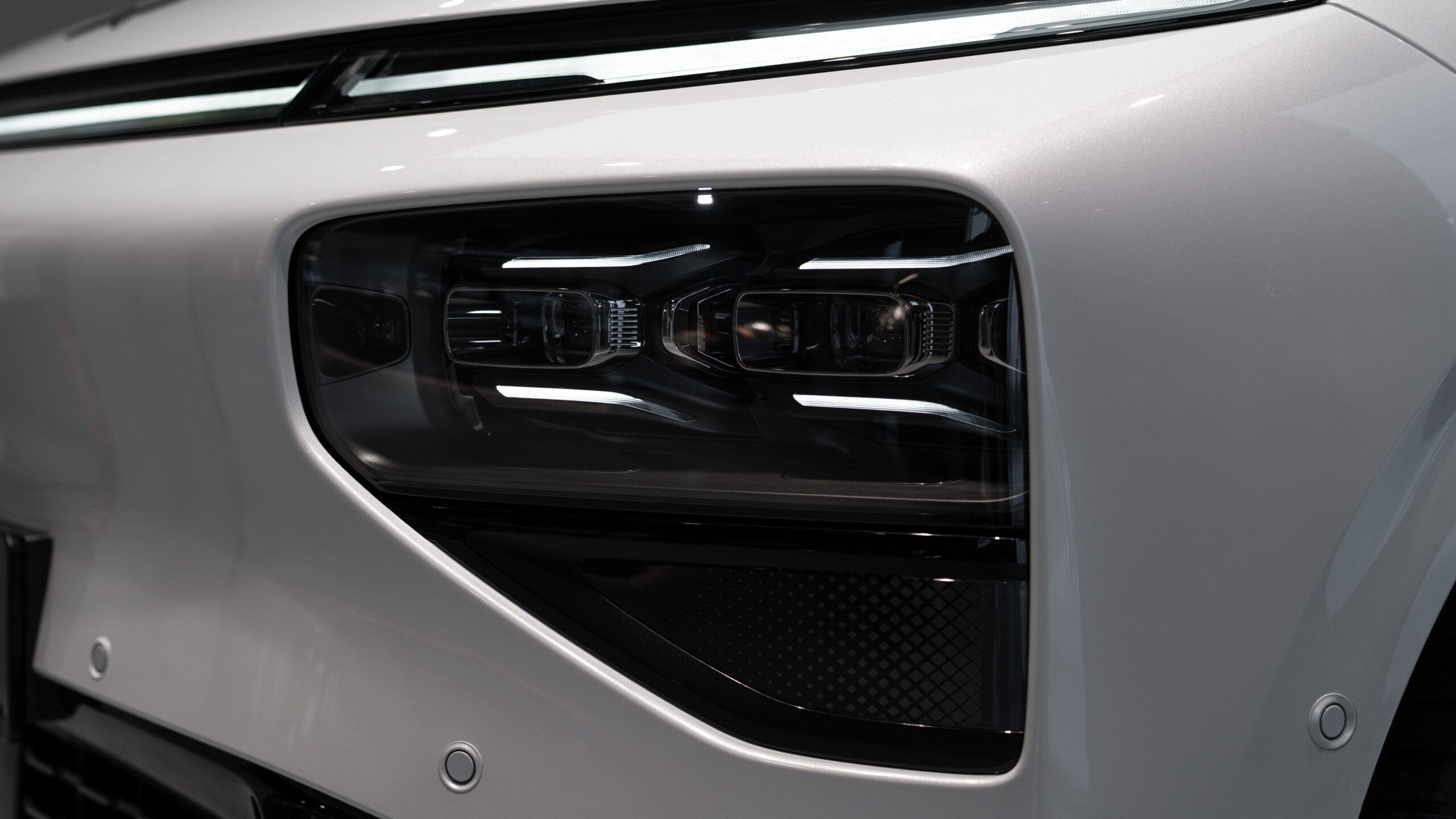 White_Matte_Xpeng_G9_3