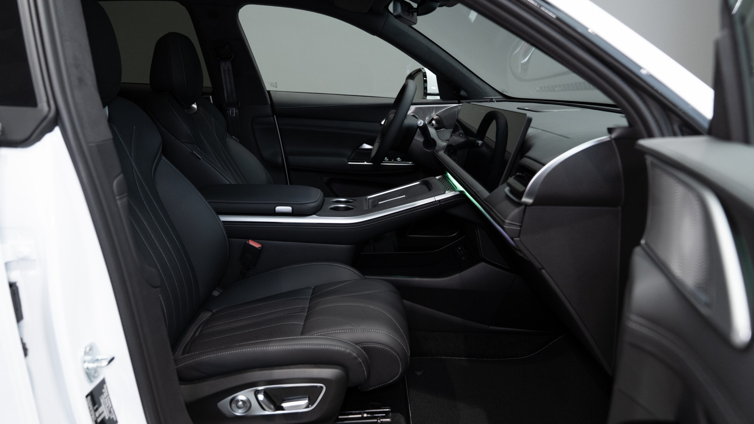 White_Matte_Xpeng_G9_45