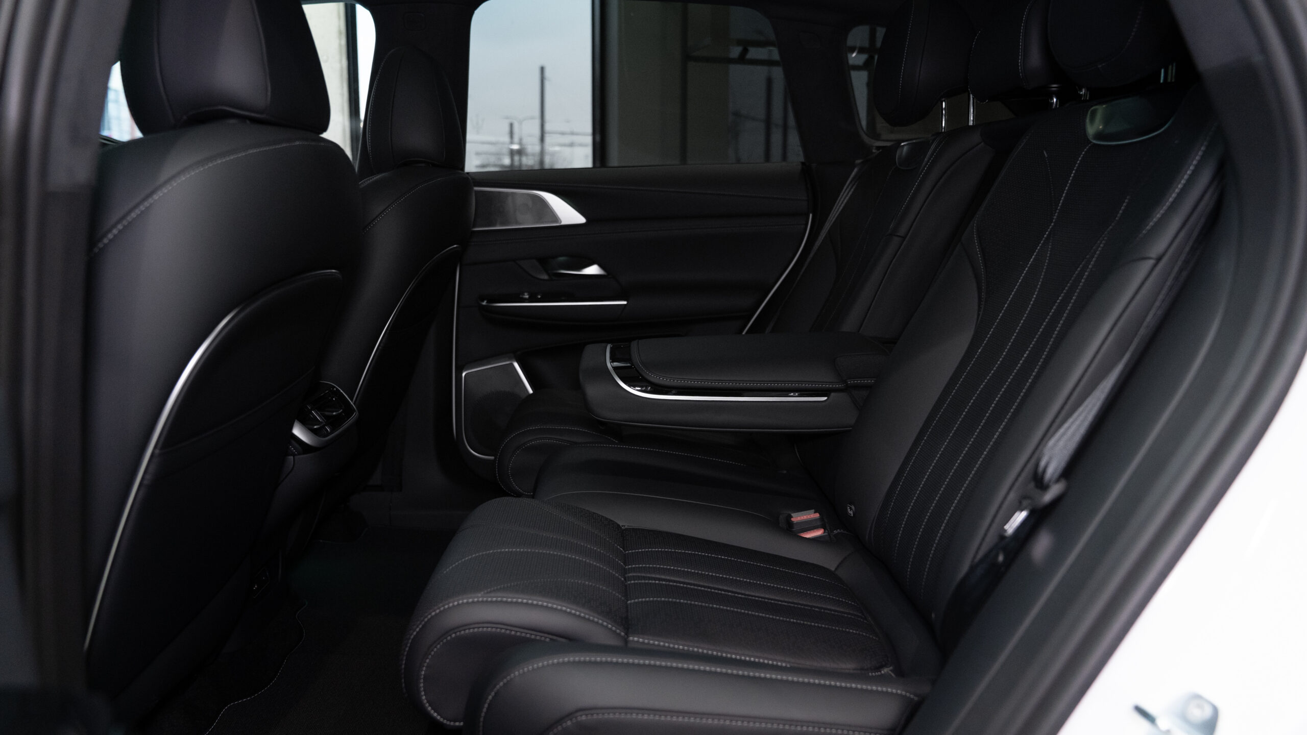 White_Matte_Xpeng_G9_62